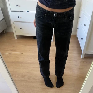 Arrow jeans (lågmidjade) - säljer mina jättesnygga arrow jeans från weekday i färgen washed black. dom är använda men fortfarande i väldigt bra skick. köptes för 500kr. frakten ligger ungefär på 66kr. 