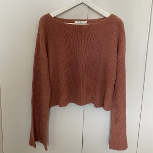Stickad tröja NA-KD - Stickad tröja från NA-KD. Brun/rosa/rostfärgad. Använd ca 2 gr. 🥰