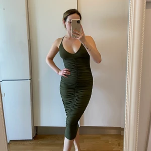 Ribbad klänning - Stretchig militärgrön ribbad klänning i storlek M. Superfint skick! Pris: 150kr + frakt 66kr.