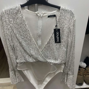 Snygg paljettbody - Helt ny paljettbody från boohoo i storlek 40
