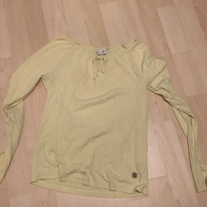 Gul tröja  - Fin, använd typ 2 gånger 