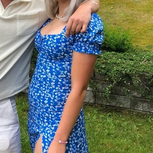 Blommig klänning - Säljer min superfina midsommarklänning jag hade förra året, endast använd en gång. Från instagram-märket ByAnastasia som jag tror inte finns längre. Jag är ca 174cm. 200kr + frakt ❤️