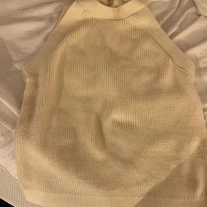 Topp från Other stories  - Säljer denna krämfärgade topp från other stories. Toppen är helt oanvänd och är köpt för cirka 400kr