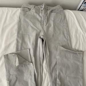 High waisted jeans med slits, använd 1-2 gånger