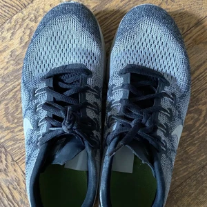 Nike gympaskor - Riktigt sköna gympaskor, mestadels använts inomhus som gymskor, bra skick, liten slitning framtill på skon