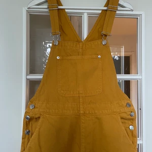 Hängselbyxor - Knappt använda! Hängselbyxor från Monki. 