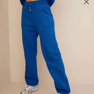 Nelly sweatpants  - Säljer ett par neon blåa sweatpants ifrån Nelly. Byxorna passar dig som är mellan 160-175cm lång. Säljer byxorna pågrund av att de aldrig använts och därför är de i helt ny skick. Sitter jätte fint och är sköna, köptes för 400kr säljer för 150kr.