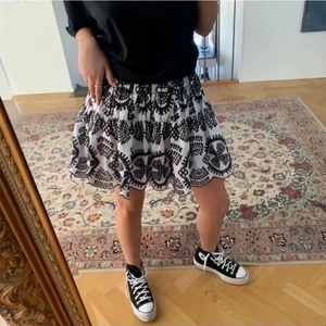 Kjol Zara - Mönstrad kjol ifrån zara. Bra skick❤️