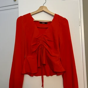 Röd top - Top som jag använt ca 2-3 gånger.  OBS, Står inte för frakten. 