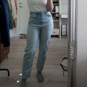 Jeans WEEKDAY W:29 L:28 - Supersnygga ljusblåa jeans från Weekday. Modell: MEG. Strlk: W:29 L:28. Modellen är lite kortare i benen med hög midja. Köptes i göteborg för 600 kr, särljer för 250. Inget slitage, hårt jeansmaterial och fin i färgen.  Säljes för 250 kr + frakt