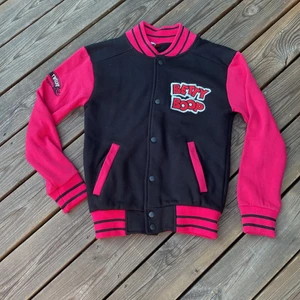 Dirty-12  - Långärmad tröja/ jacka Stolek: XS Märke: Dirty-12  Andvänd 1 gång 