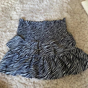 Volangkjol - Säljer denna fina volang kjol från Gina för att ja tycker att den är lite kort på mig och den har heller aldrig kommigt till användning. Det blir priset + frakten💕köpt för 199. Kontakta för fler bilder eller information