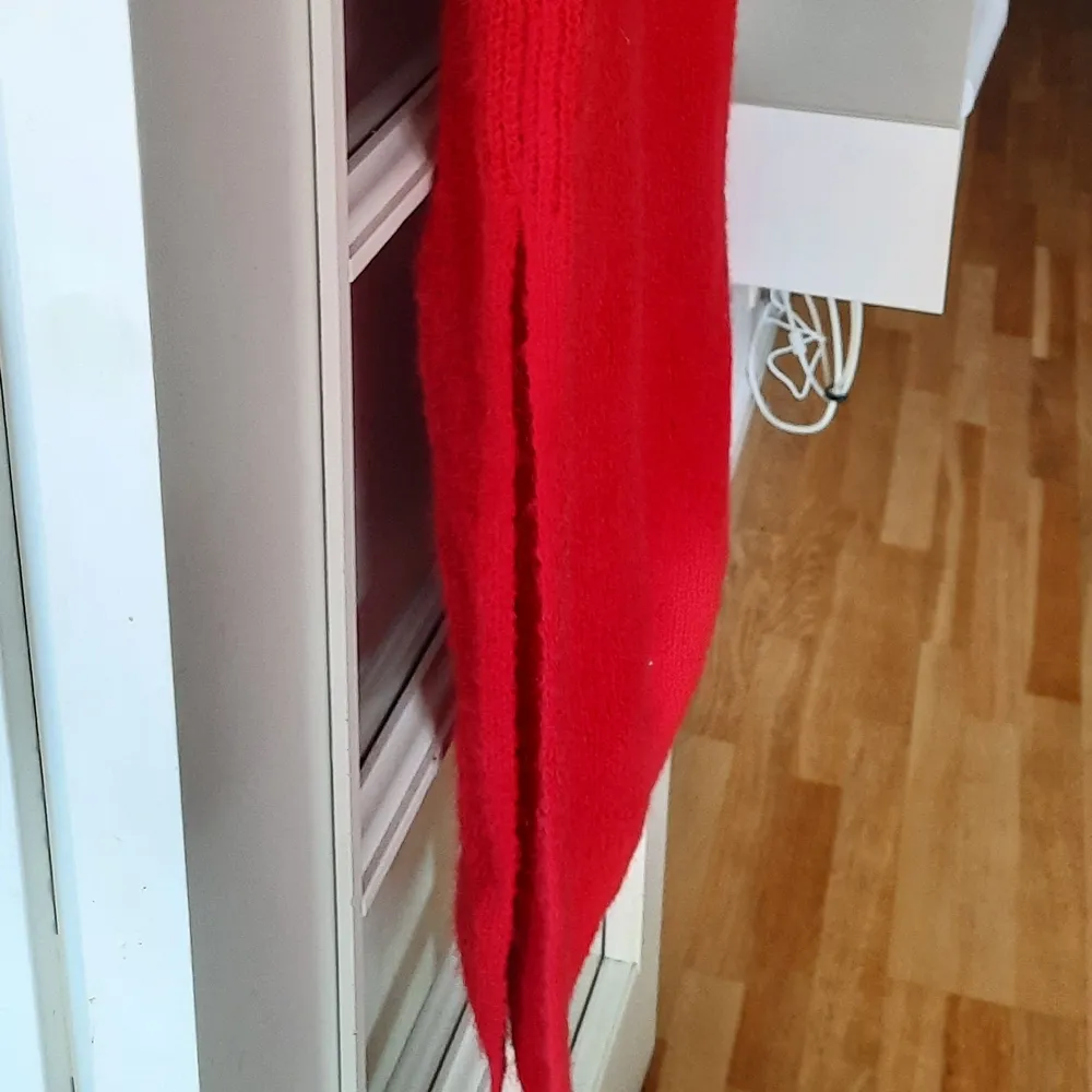 Red light dress with side slits and a low open back! Perfect for these early summer days and summer evenings as the materials thin! 98% polyester, 2% elasthane. Klänningar.