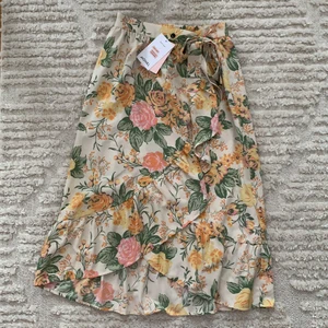 Monki omlottkjol - Ny med lapp.  Blommig omlottkjol från monki i storlek 36.  