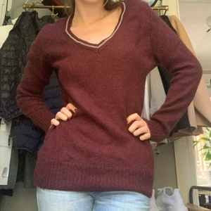 Stickad tröja  - Jättemysig stickad V-ringad tröja köpt på en marknad på Mallorca💞💞