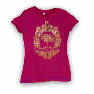 Juicy Couture t-shirt  - Assöt rosa juicy couture tröja med guldtryck och rhinestones🏝🌺🦎 Bra skick, nästan som ny!! 