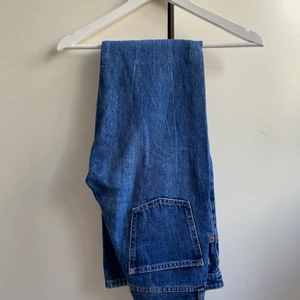 Zara jeans - Mörkblå jeans från zara. Mid waist i storlkek 36. Hör av dig vid intresse!