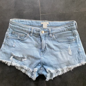 Midwaist shorts  - Midwaist shorts ifrån hm, knappt använda och i jättefint skick. Skickas med PostNord och frakten ingår ej i priset.