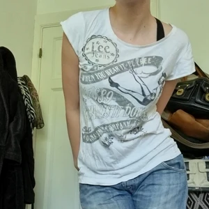 Lee t-shirt y2k - Denna supersöta vita lee t-shirt har nog gjort sitt i min garderob. Superskön men är tvär inte min stil längre. Jag har vanligtvis s - xs och dne passar ju lite löst. Den är stretchig också så borde passa många storlekar beroende på önskad passform ☀️