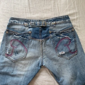 Replay jeans - Straight leg jeans från Replay med snygga detaljer och broderier på fickorna🤍 tyvärr lite små för mig midjemått: ca 37 tvärsöver, innerbenslängd: 79 cm