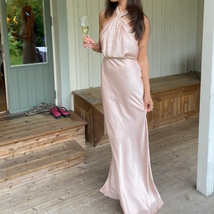 Ljusrosa siden klänning  - Säljer denna underbara långklänning. ”Silkes” material. Jag är 168 cm för längdreferens. 