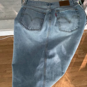 Levis jeanskjol - Levis jeanskjol str 26.  Går till smalbenet på mig som är 1.60. Aldrig använd endast provad 👗