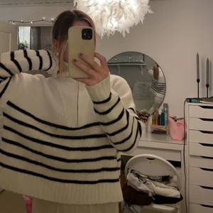 Tröja - Säljer min superfina tröja från Berskha i storlek S💗