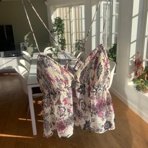 Zaratopp💘 - Topp från zara!!💓SLUTSÅLD OCH HELT NY!! Har både är i storlek S och M! Köp direkt 299!!