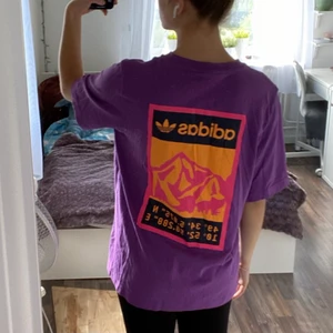 Adidas t-shirt - Oversized t-shirt från adidas i storlek S med supersnyggt tryck på ryggen! Sitter stort på mig som i vanliga fall också bär S. Köpare står för frakt, finns i Sundsvall!