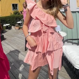 Zara klänning  - Säljer min drömmiga volangklänning i storlek XS. Den är otroligt fin och helt perfekt nu till sommaren. Fint skick och dyr vid inköp.