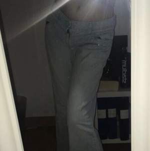 Gratis frakt/ Free shipping  Light flare jeans. Längd: 173/ Lenght: 5’8 