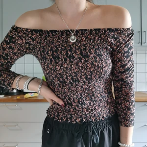 Topp - Topp från Gina 🌟ribbad över magen 🌟 orangea små blommor🌟 står M men mig som är S (väldigt stretchig) 🌟100kr inklusive frakt 🌟