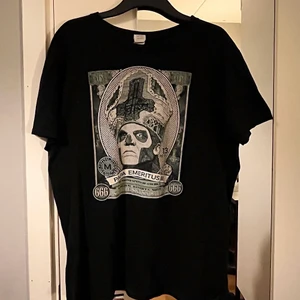 t-shirt - Super snygg vintage t-shirt med tryck! Har använts 1 gång tidigare. Tröjan är ganska oversized (jag är 174 cm lång). Ingen retur. Alla plagg som säljs tvättas noga innan leverans! Det är bara att skriva om du har några frågor<3