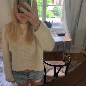 Stickad zara tröja - Jättefin stickad tröja från zara perfekt till kyliga sommarkvällar!! Storlek M men passar även S💞Kontakta mig för mer info!