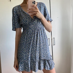 BLÅ KLÄNNING - Säljer en oanvänd blå-blommig sommarklänning från Pull & Bear i storlek small ❤️ 