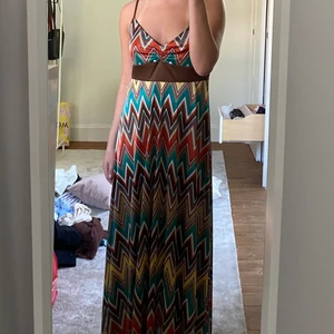 Zig zag klänning - Säljer denna superfina Lindex x missoni långklänningen! Den är tunn och färgglad så passar perfekt för sommaren💞 Frakt på 66kr tillkommer