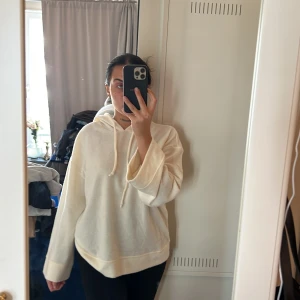 Hoodie - Köpt på Nelly, aldrig använd 