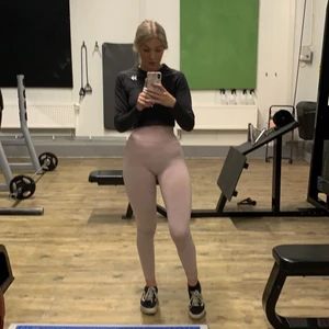Icaniwill tights  - Säljer ett par träningstights från icaniwill i fint skick. De är i storlek xs och formar kroppen väldigt fint. Hör av er vid intresse/fler bilder💓