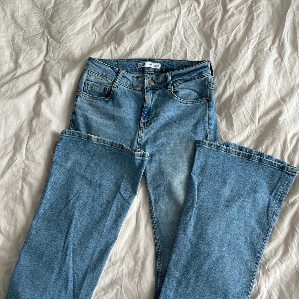 Säljer dessa supersnygga blåa lågmidjade  bootcut jeansen från zara i storlek 36. Passar en som är 180 lång och är fortfarande ner till marken. . Jeans & Byxor.