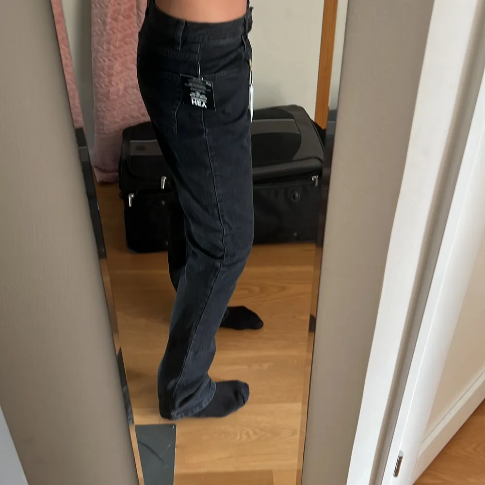 Svarta as sköna Nelly byxor i jeans material. Aldrig använda då jag köpte två i olika storlekar och glömde skicka tillbaka dessa… sitter så bra! Mina favorit byxor!!! . Jeans & Byxor.