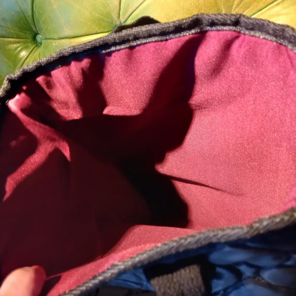 En väska i påsform med skitsnyggt hjärt-mönster i fuskskinn. Ovanlig och snygg. Fodrad med vinrött tyg. Använd några få gånger, perfekt skick. 60 kr plus eventuell frakt.. Väskor.