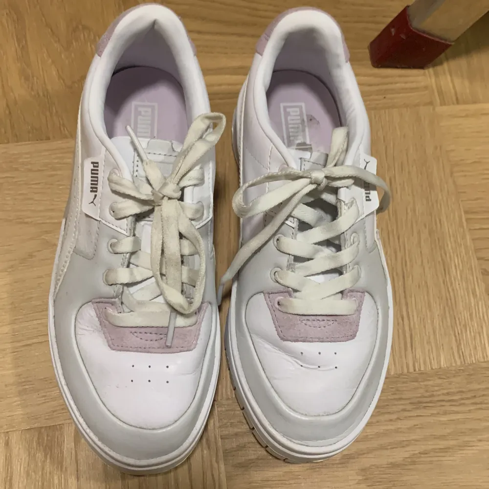 Säljer dessa sneakers från puma med fina lila detaljer. Säljer då dom aldrig kommit till använding. Köpa för 1100kr. Skor.