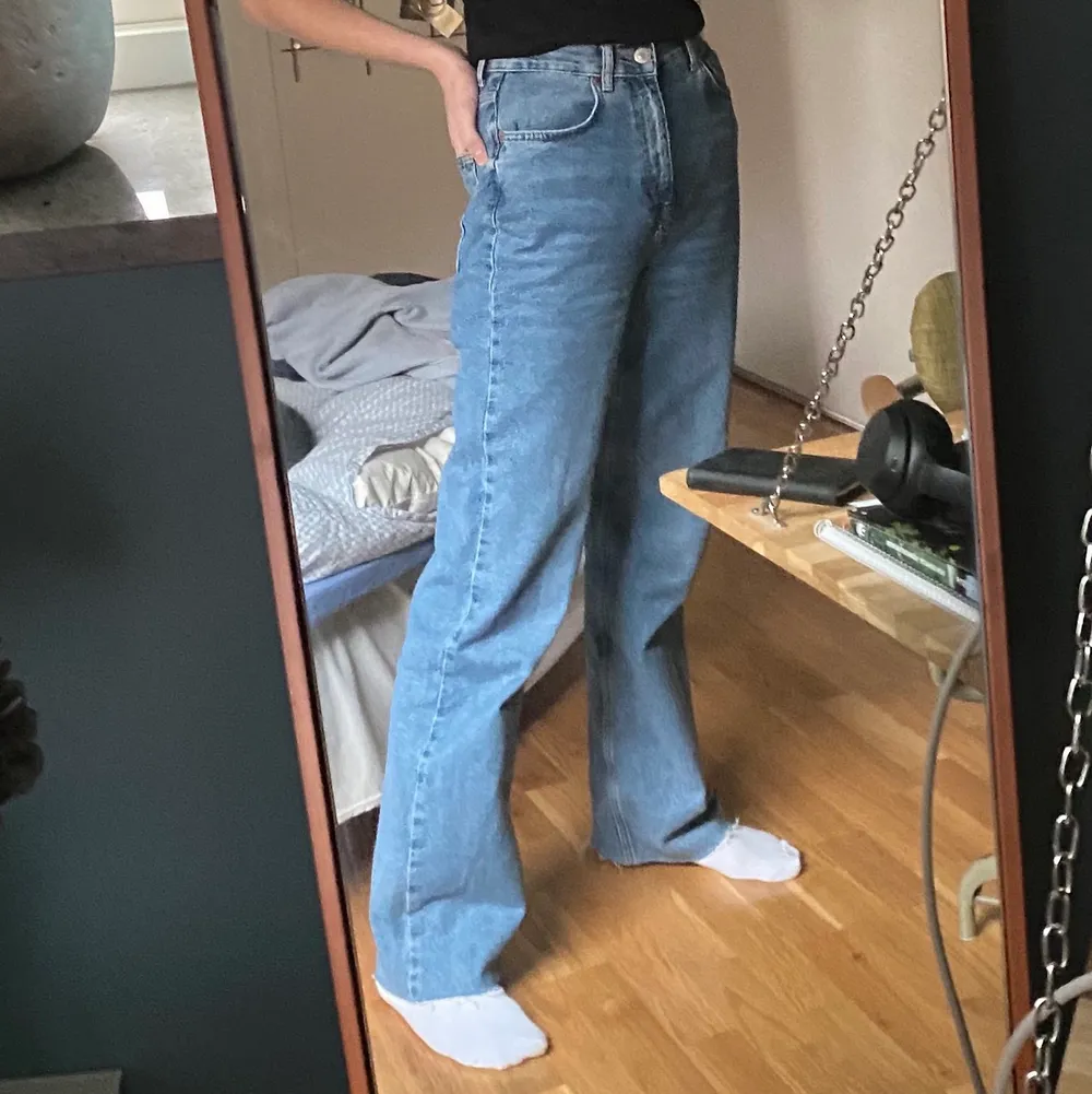 High waist, långa jeans från Pull&Bear. Inköpt på Zalando för 1år sen. Strl. 36 Jag är ca 175 och de passar perfekt på mig som ville ha dem långa. Raka i benen, härlig ljusblå färg 💙 Bra skick.. Jeans & Byxor.