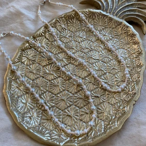 Fina halsband! - Två jättefina halsband som är jätte likt unika men ändå olika! ( frakten är ej spårbar och kostar 15kr) halsbanden säljs för 59kr/st💗