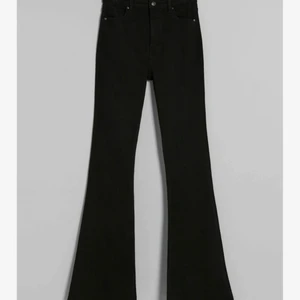 Bershka Flare Jeans - Helt nya bootcout jeans som var tyvärr för små, ursnygga och i helt ny skick, har bara provat jeansen 1 gång. 