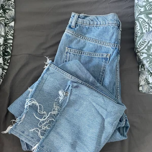 Zara jeans - Söta jeans från zara i modellen ZW THE ‘90S FULL-LENGTH JEANS Använd några gånger men passar desvärre inte längre 