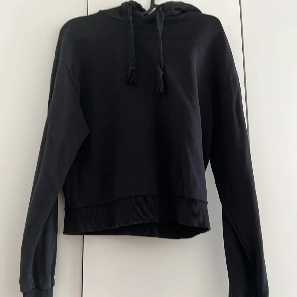 En svart hoodie från NA-KD i strl S! Sparsamt använd & i fint skick! 💞💞. Hoodies.