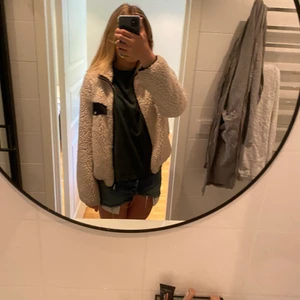 Teddy jackq - Säljer en fin Teddy jacka från Lindex i bra skick. Använd ibland men inte så mycket. Finns inte längre i butik och tror att nypris var ungefär < 400. Säljer för 150. Skriv för mer info