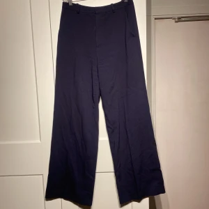 Kostymbyxor  - Marinblåa kostymbyxor. Storlek 38.