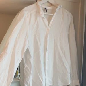 Vit linneskjorta  - Vit linneskjorta från H&M❤️ Använd ett fåtal gånger